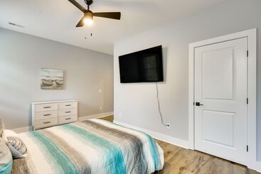 بيت ريفى Oak Island Coastal Home W/ Covered Deck!