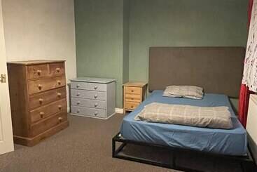 レジデンス Inviting 2 Bed House In Birmingham