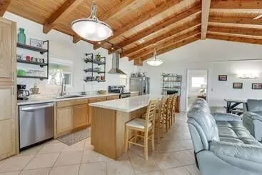 Mökkimajoitus Beachfront Alligator Point Retreat: Steps To Sand!