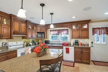 Kır Evi Charming Manchester Retreat W/ Patio & Fireplace!