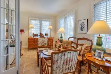 Vakantiehuisje Charming & Spacious Olean Home W/ 2 Fireplaces