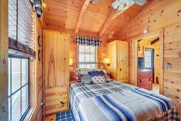 بيت ريفى Cozy Sevierville Cabin W/ Private Hot Tub + Deck