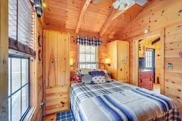 Mökkimajoitus Cozy Sevierville Cabin W/ Private Hot Tub + Deck
