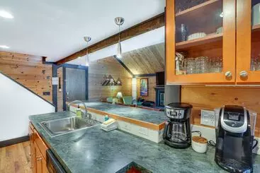 Dom wiejski Inviting Sunriver Cabin W/ Resort Amenities!
