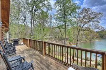 コテージ Lakeside Lodge By Avantstay Hot Tub + Dock