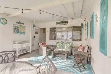 Lovely St Pete Beach Cottage, Walk To Beach & Town