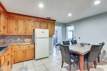 コテージ Mount Pleasant Home W/ Yard, Sunroom & Game Room!