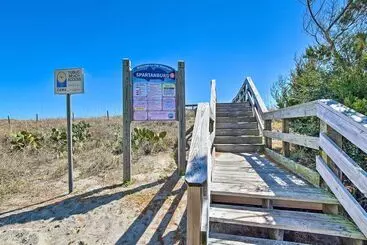 コテージ Ocean View  Sea Gem  Bungalow: Steps To Beach!