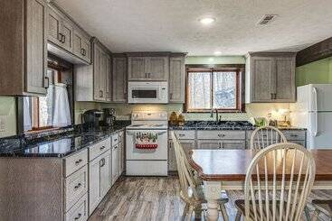 Сельский дом Serene Tell City Retreat Near Hiking & Skiing!