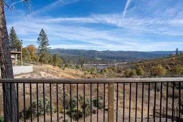 Mökkimajoitus Modern 2bd Cabin With Stunning Views Of Bass Lake