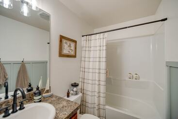 بيت ريفى Single Story Fort Myers Home Near Canal + Trails!