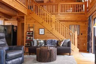 Mökkimajoitus Blue Ridge Log Cabin W/ Hot Tub & Game Room!