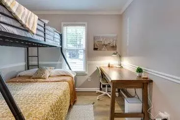 Mökkimajoitus Charming Alpharetta Home W/ Spacious Yard!