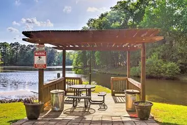 Mökkimajoitus Charming Covington Home W/ Fire Pit + Game Room!