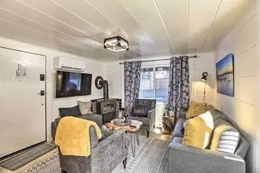 Mökkimajoitus Cozy Zephyr Cove Cabin, Walk To Lake Tahoe!