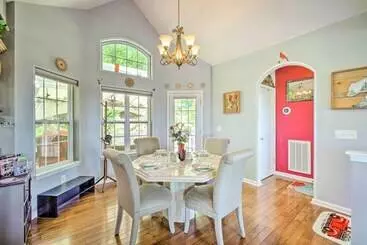 Mökkimajoitus Eclectic Ranger Home W/ Mtn Views + Hot Tub!