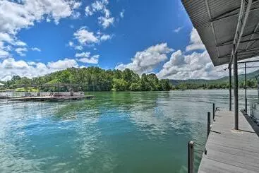 Mökkimajoitus Lakefront Hiawassee Home W/ Boat Dock & Hot Tub!
