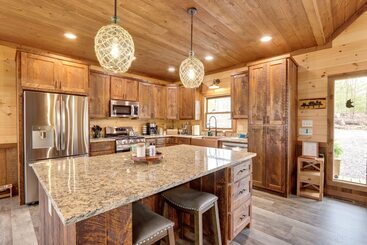 קוטג'' Luxe Morganton Cabin: Hot Tub, Fire Pit, Game Room