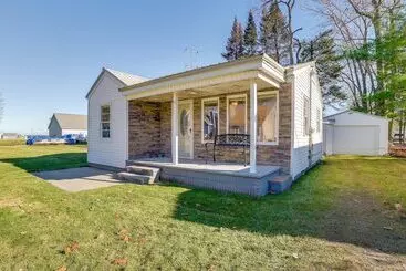 Mökkimajoitus Pet Friendly Michigan Retreat W/ Fire Pit & Yard!