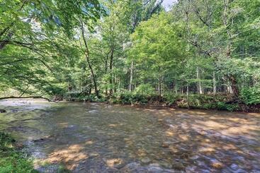 بيت ريفى Riverfront Cabin W/ Hot Tub & Mountain Views!