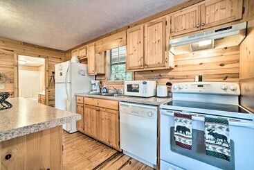 קוטג'' Rustic Young Harris Cabin W/ Fire Pit & Views