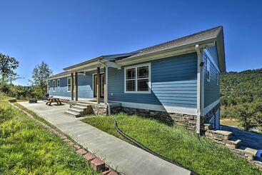 קוטג'' Trenton House W/ Mountain Views, Fire Pit & Grill!