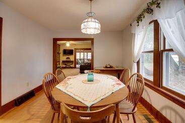 קוטג'' Charming Long Lake Home W/ Dock On 2 Acres!