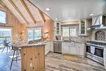 קוטג'' Lake Arrowhead Cabin: Private Deck & Hot Tub!