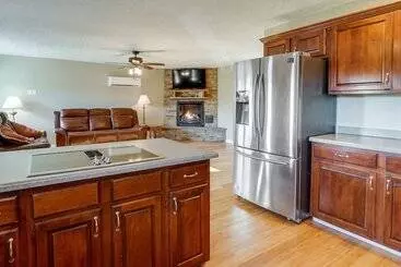 Mökkimajoitus Peaceful Russell Springs Home W/ Fire Pit & Pond!