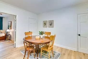 コテージ Centrally Located Home ~ Steps To Oxford Square!