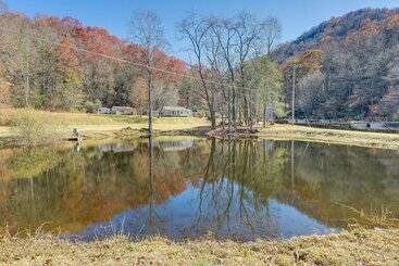 Сельский дом Pet Friendly Topton Home W/ Patio, Deck & Views!