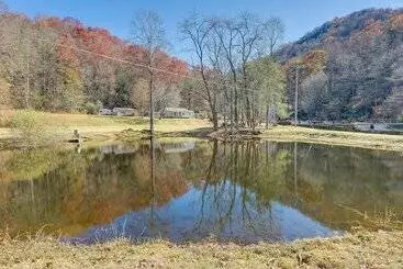 Mökkimajoitus Pet Friendly Topton Home W/ Patio, Deck & Views!