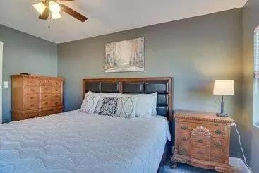 Mökkimajoitus Pinellas Park Escape W/ Heated Pool!