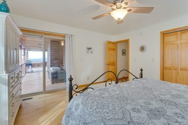 بيت ريفى Spacious Murphy Retreat W/ Decks & Game Room!