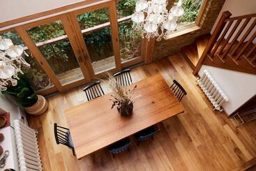 Сельский дом The Hampstead Wonder   Spacious 4bdr House With Balcony