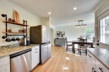 קוטג'' Tranquil Travelers Rest Home W/ Fire Pit!