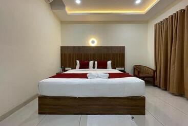 ホテル Deepakam Inn