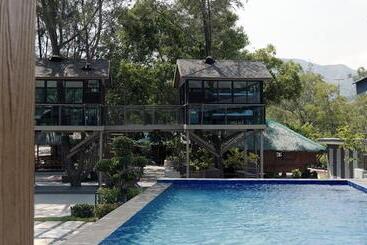 Hotelli Emon Pulo Beach Resort