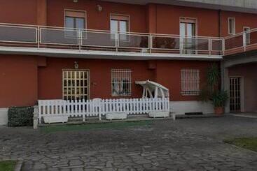 پانسیون Gold House