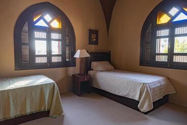 펜션 L’aziza House