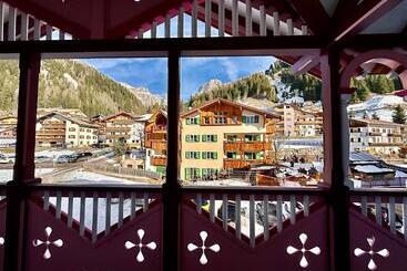 Aparthotel Dolomiti Luxury Mountain View Ski In Ski Out