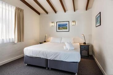 Canal Rocks Beachfront Apartments