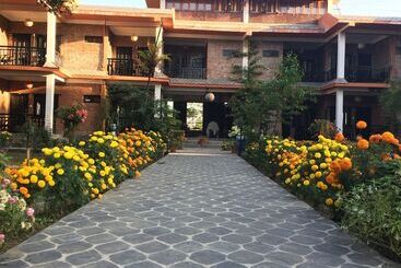 هتل Chautari Garden Resort
