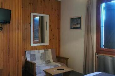 호텔 Hôtel Au Feu De Bois Bar à Vin Le 1605