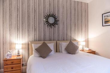 פנסיון The Grove Cromer