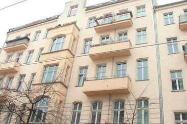 Retkeilymaja Box61 Art Concept Flat