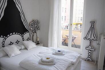 هاستل Box61 Art Concept Flat