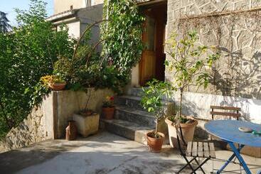 مبيت وإفطار La Colline Bleue