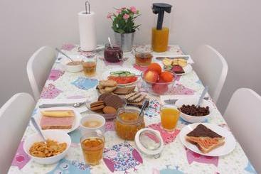 تختخواب و صبحانه Route 1 Guesthouse