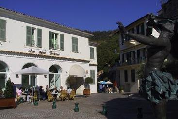 ホテル Hôtel Restaurant Les Deux Frères